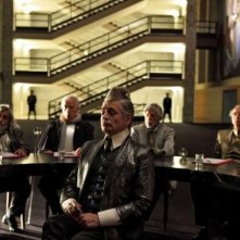 Tutto tutto niente niente: Fabrizio Bentivoglio in una scena nei panni del Sottosegretario