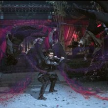 L'uomo con i pugni di ferro: Cung Le in una scena