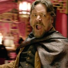 L'uomo con i pugni di ferro: Russell Crowe in una scena d'azione del film