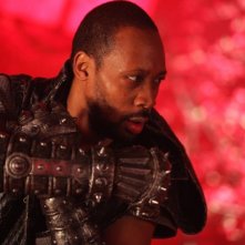 L'uomo con i pugni di ferro: RZA in una sgargiante scena