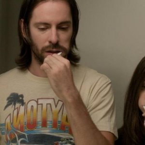 Save the Date: Martin Starr e Alison Brie in una scena