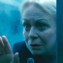 Stoker: Jacki Weaver in un'inquietante scena del film