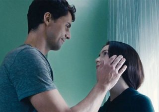 Stoker: Mia Wasikowska e Matthew Goode in una tenera scena del film