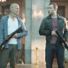 Bruce Willis e Jai Courtney in una scena di Die Hard - Un buongiorno per morire