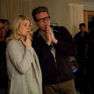 Jack Reacher - La prova decisiva: Rosamund Pike insieme al regista Christopher McQuarrie sul set
