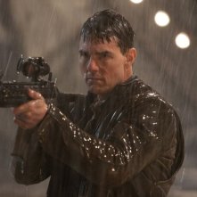 Jack Reacher Tom Cruise Punta La Sua Arma Infallibile In Una Scena Del Film 261164