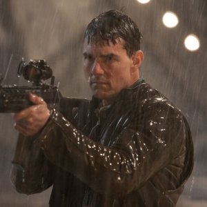 Jack Reacher: Tom Cruise punta la sua arma infallibile in una scena del film