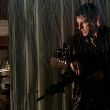 Jack Reacher: Tom Cruise sotto la pioggia in azione in una scena del film