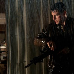 Jack Reacher: Tom Cruise sotto la pioggia in azione in una scena del film