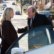 Rosamund Pike e Richard Jenkins in una concitata scena di Jack Reacher - La prova decisiva