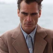 The Master: Joaquin Phoenix nei panni di Freddie Quell in una scena
