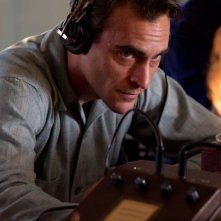 The Master: un intenso Joaquin Phoenix in una scena del film