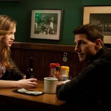 Tom Cruise e Alexia Fast in una scena di Jack Reacher - La prova decisiva