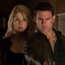 Tom Cruise e Rosamund Pike in una concitata scena di Jack Reacher - La prova decisiva