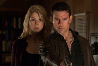 Tom Cruise e Rosamund Pike in una concitata scena di Jack Reacher - La prova decisiva