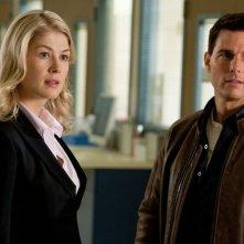 Tom Cruise e Rosamund Pike in una scena di Jack Reacher - La prova decisiva