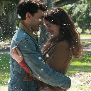 Alice Englert abbraccia Alder Ehrenreich in una scena di Beautiful Creatures - La sedicesima luna