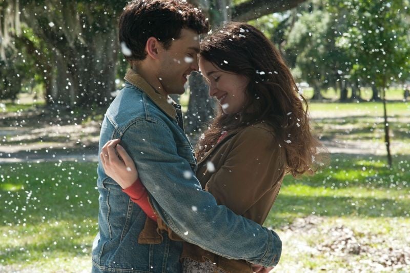 Alice Englert abbraccia Alder Ehrenreich in una scena di Beautiful Creatures - La sedicesima luna