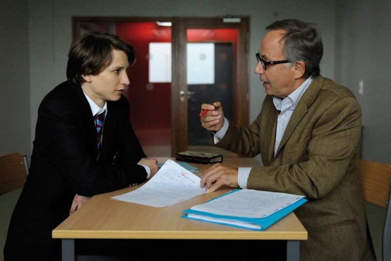 Ernst Umhauer insieme a Fabrice Luchini in una scena del dramma Dans la Maison