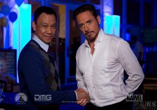 Iron Man 3: Wang Xuequi e Robert Downey Jr. in un'immagine promozionale