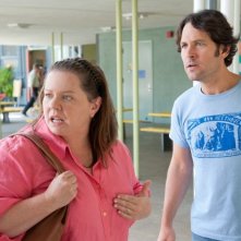 Melissa McCarthy e Paul Rudd in una scena di Questi sono i 40