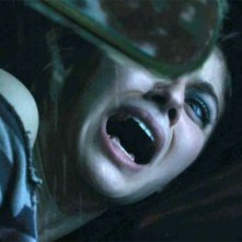 Non aprite quella porta 3D: Alexandra Daddario in una drammatica immagine tratta dal film