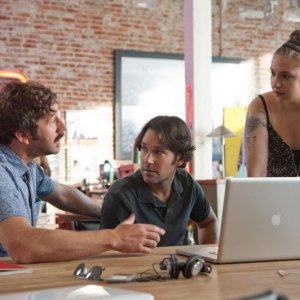 Paul Rudd, Lena Dunham e Chris O'Dowd in una scena di Questi sono i 40