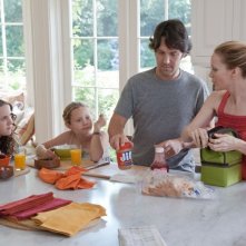 Paul Rudd, Leslie Mann e le vere figlie dell'attrice, Iris e Maude, in una scena di Questi sono i 40