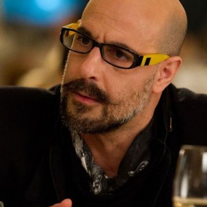 Stanley Tucci in una scena della commedia Gambit