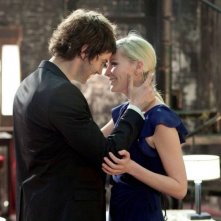 Upside Down: Kirsten Dunst abbraccia Jim Sturgess in una scena