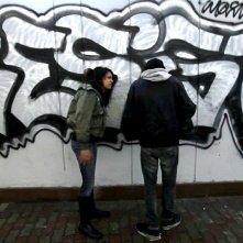 Vietato Morire: graffiti in una scena del documentario sul recupero dalla tossicodipendenza