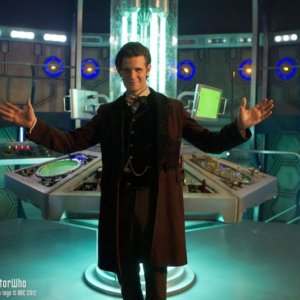 Doctor Who: Matt Smith con la nuova console del Tardis in una foto promozionale