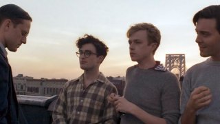 Daniel Radcliffe circondato dagli altri interpreti nella prima immagine ufficiale di Kill Your Darlings