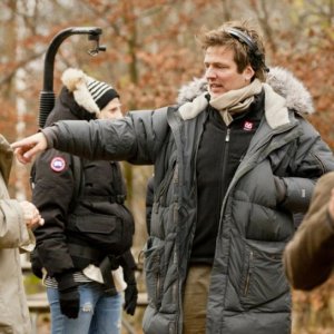 The Hunt: il regista Thomas Vinterberg circondato dai collaboratori sul set del film