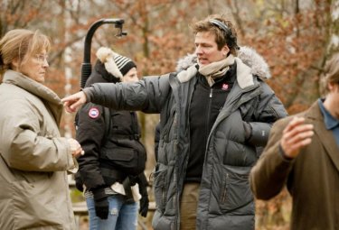 The Hunt: il regista Thomas Vinterberg circondato dai collaboratori sul set del film