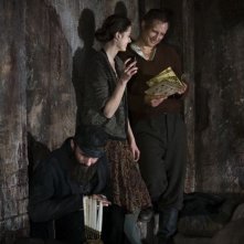 In Darkness: Agnieszka Grochowska e Benno Fürmann in una scena del film