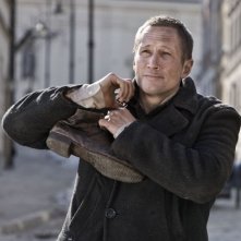 In Darkness: Benno Fürmann è Mundek in una scena del film