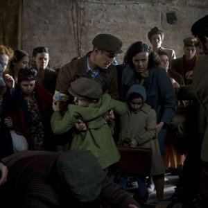 In Darkness: Maria Schrader in una drammatica scena con Benno Fürmann