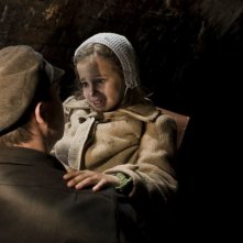 In Darkness: Robert Więckiewicz in una scena insieme a Milla Bańkowicz