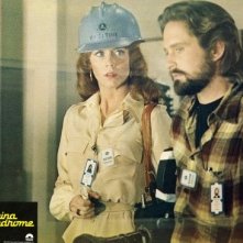 Jane Fonda e Michael Douglas su una lobbycard promo per Sindrome Cinese
