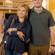 Barbra Streisand accanto a Seth Rogen in una scena di The Guilt Trip