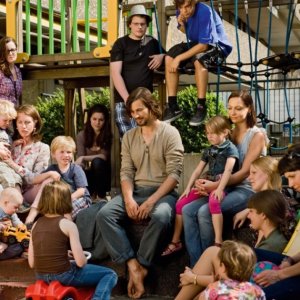 Florian David Fitz (al centro) nella commedia tedesca Jesus Loves Me