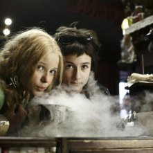 Marta Martin e Laura Roge sono alle prese con i vapori di un rituale in Die Vampirschwestern