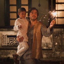 Midnight's Children: Satya Bhabha con il piccolo Mohamed Safran Sarron