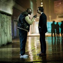 Omar Sy e Laurent Lafitte si confrontano in una scena di De l'autre côté du périph