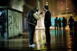 Omar Sy e Laurent Lafitte si confrontano in una scena di De l'autre côté du périph