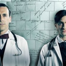 A Young Doctor's Notebook: Jon Hamm e Daniel Radcliffe in una foto promozionale della serie
