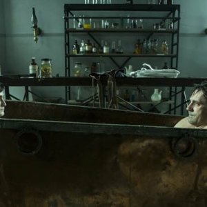 A Young Doctor's Notebook: Jon Hamm e Daniel Radcliffe in una scena della serie