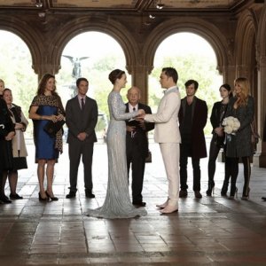 Gossip Girl: Leighton Meester e Ed Westwick in un momento del finale New York, I Love You XOXO
