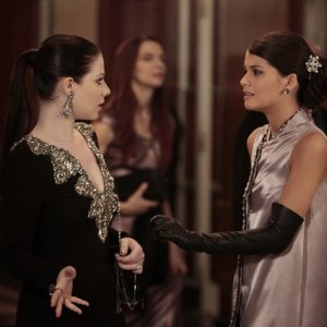 Gossip Girl: Michelle Trachtenberg e Sofia Black-D'Elia nell'episodio Monstrous Ball